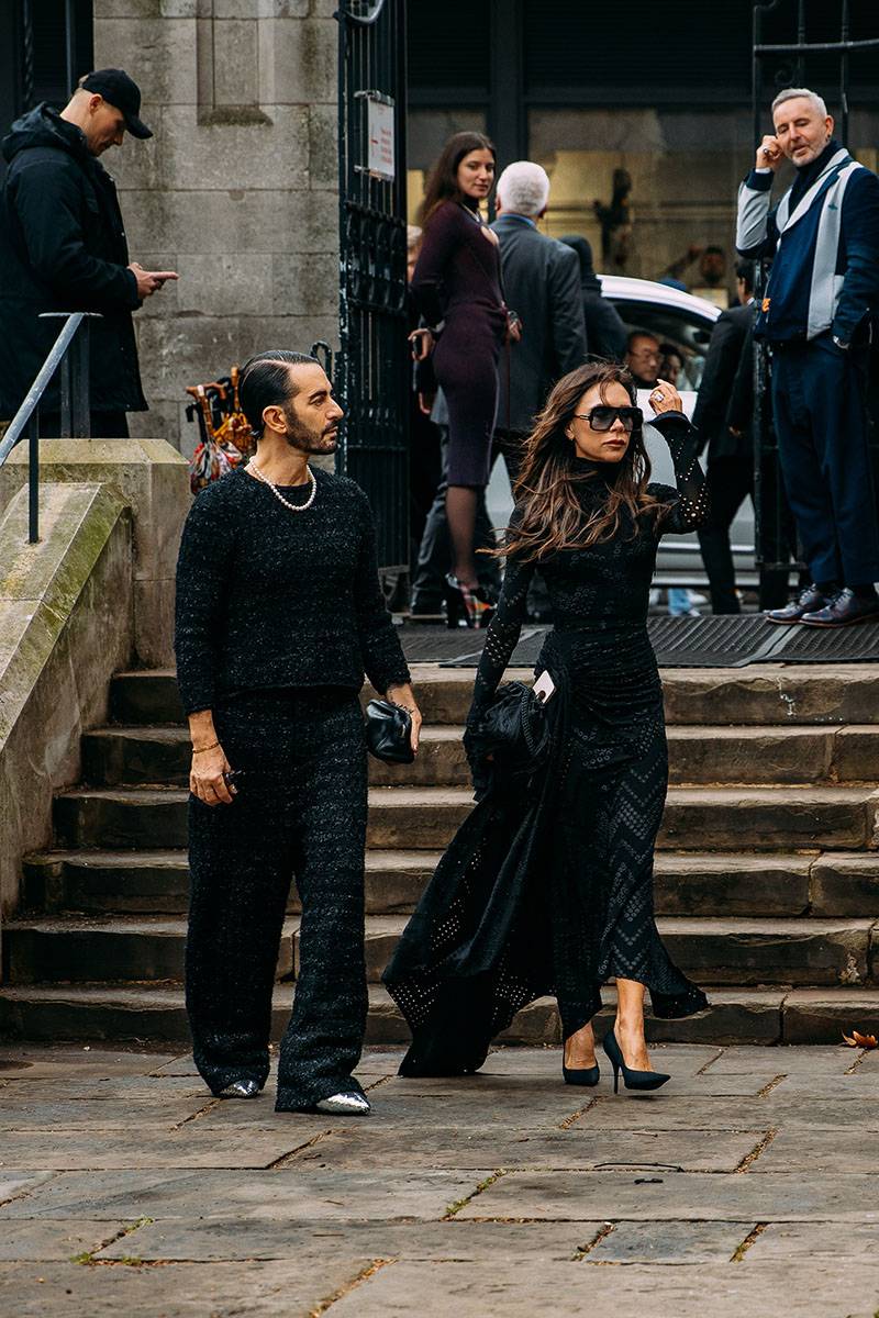 Marc Jacobs i Victoria Beckham na pogrzebie Vivienne Westwood / Fot. Acielle StyleDuMonde
