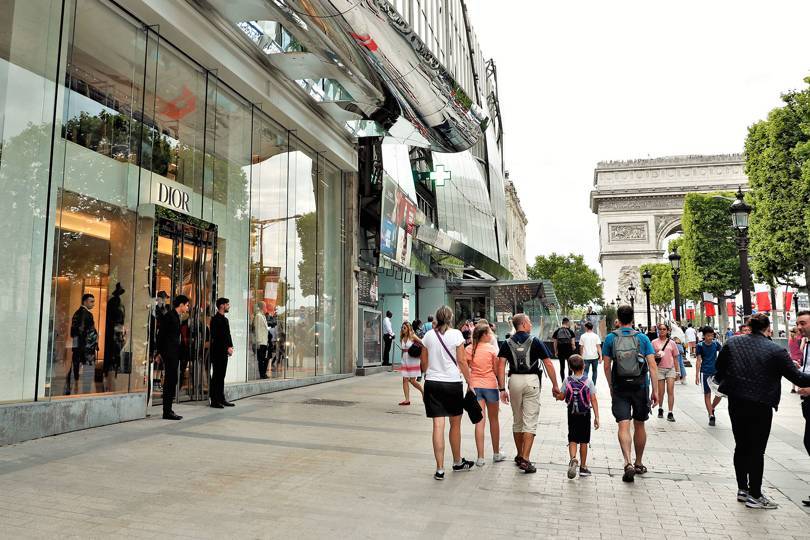 Wejście nowego butiku Diora na Polach Elizejskich w pobliżu Łuku Triumfalnego (Fot. Getty Images)