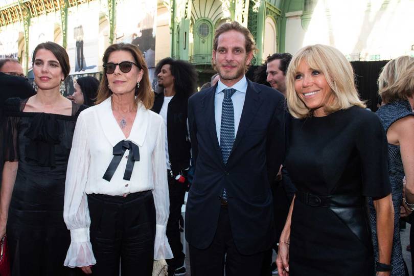 Bliska przyjaciółka Lagerfelda Karolina Hanowerska (druga od lewej) z córką Charlotte Casiraghi-Rassam (po prawej), synem Andreą Casiraghim i Brigitte Macron
(ZDJĘCIE: KARL WIECZNIE ŻYWY)