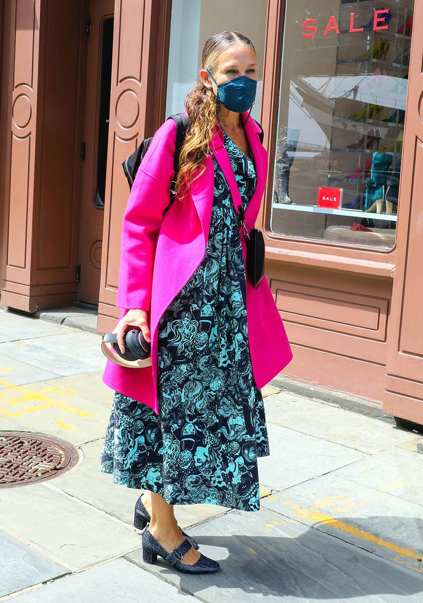 Sarah Jessica Parker w sukience Batsheva na ulicach Nowego Jorku