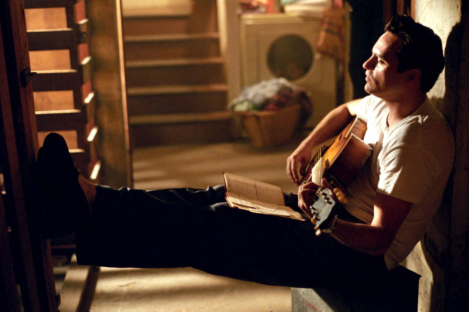 Joaquin Phoeniz jako Johnny Cash w Spacerze po linie