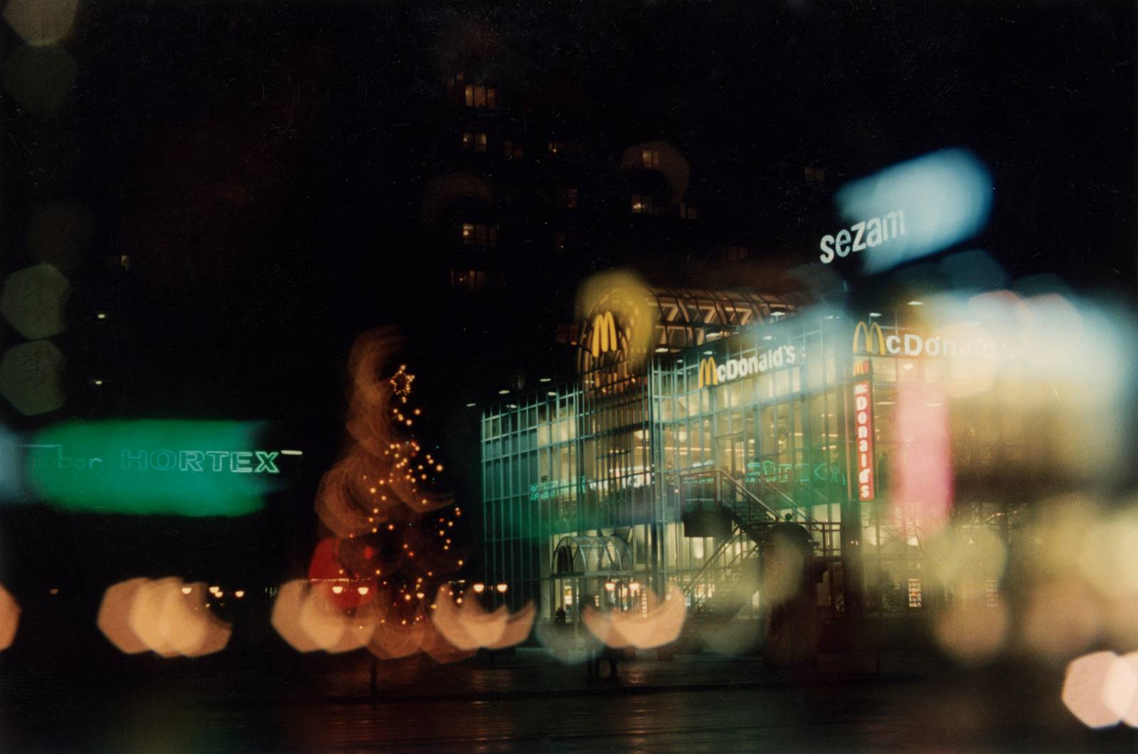 Fot. Edward Grochowicz, Restauracja McDonalds przy domu towarowym Sezam, z serii Noworoczne iluminacje, 1993-1996, Ośrodek KARTA