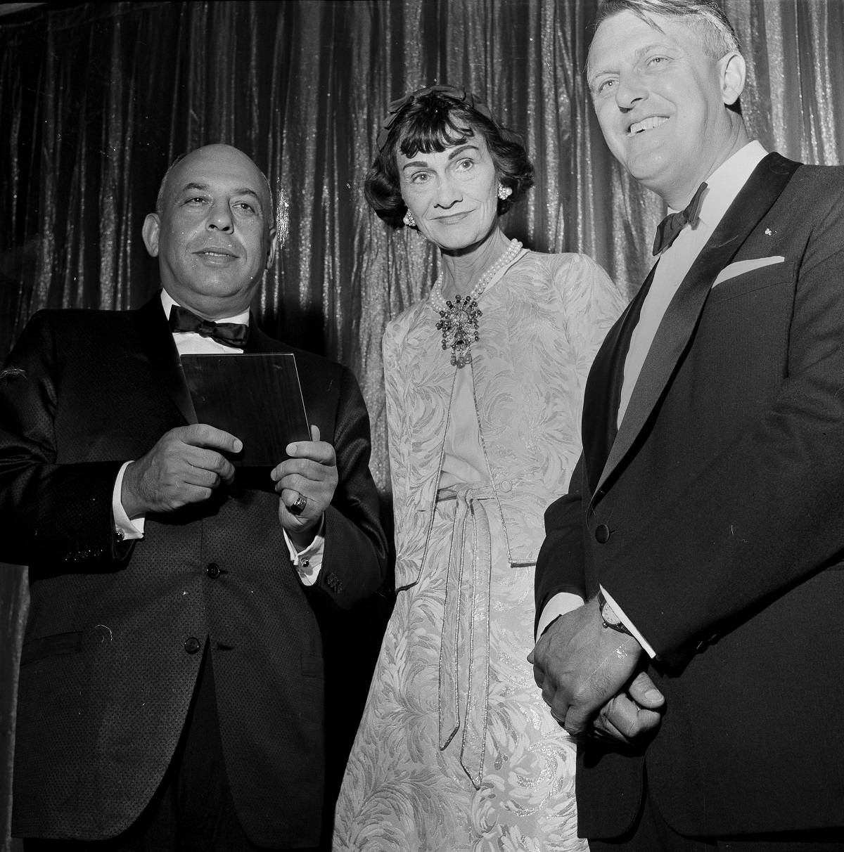 Od lewej: Stanley Marcus, prezes Neiman Marcus, Coco Chanel i dyrektor Rolls Roycea  Dr. F. Llewellyn Smith w Dallas w 1957 roku