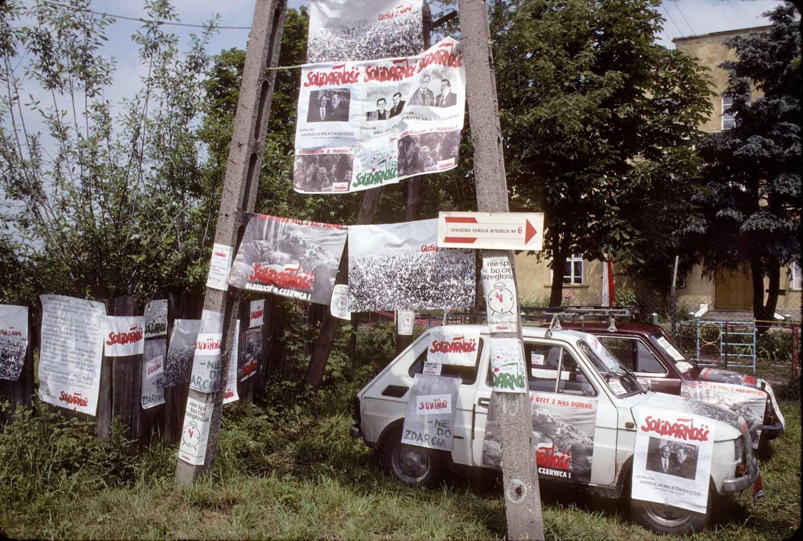 Wieś Kąty pod Warszawą w dniu wyborów 4 czerwca 1989 (Fot. Chris Niedenthal / Forum)