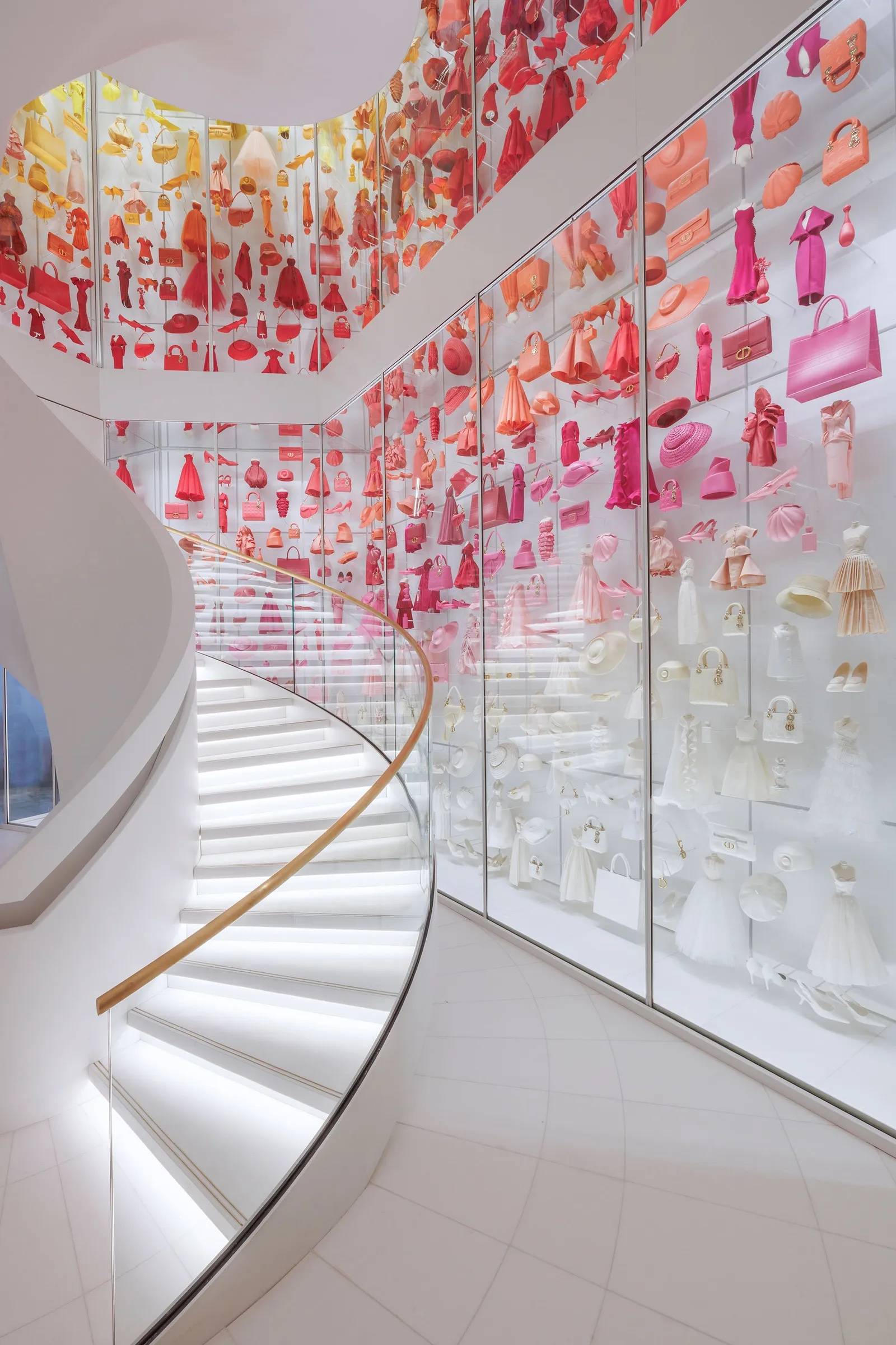 Przewidujemy, że białe spiralne schody i kolorowa galeria będą najmodniejszym instagramowym hot spotem. / Fot. Kristen Pelou / Dzięki uprzejmości marki Christian Dior