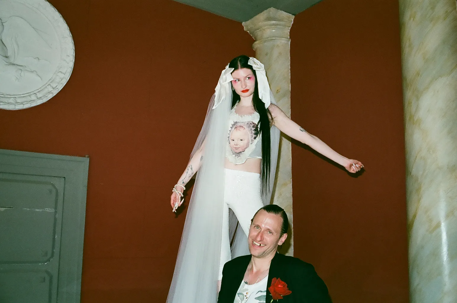 Rodgers z mężem w Neapolu, ubrana w gorset Vivienne Westwood z kolekcji jesień 1992, legginsy berlińskiej projektantki Clary Colette Miramon, w welonie wykonanym przez nią i jej przyjaciół oraz w sandałach Loewe z różowymi obcasami. (Fot. Dzięki uprzejmości Maxime Ballesteros)