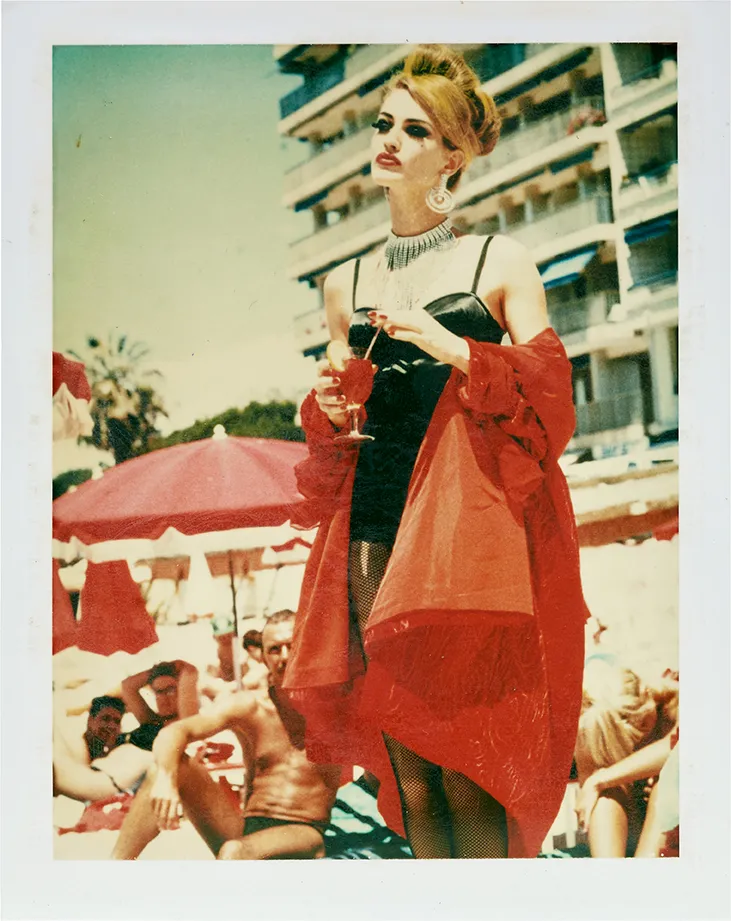 Karen Mulder podczas sesji w Cannes w 1991 roku (Fot. Ellen von Unwerth/Courtesy of Phillips)