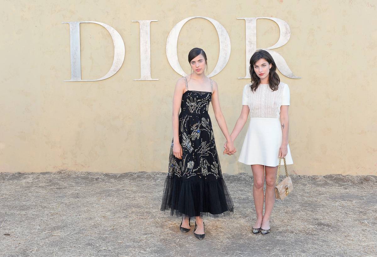 Z siostrą, Rainey Qualley, na pokazie Diora, 2018 rok / Fot. Getty Images
