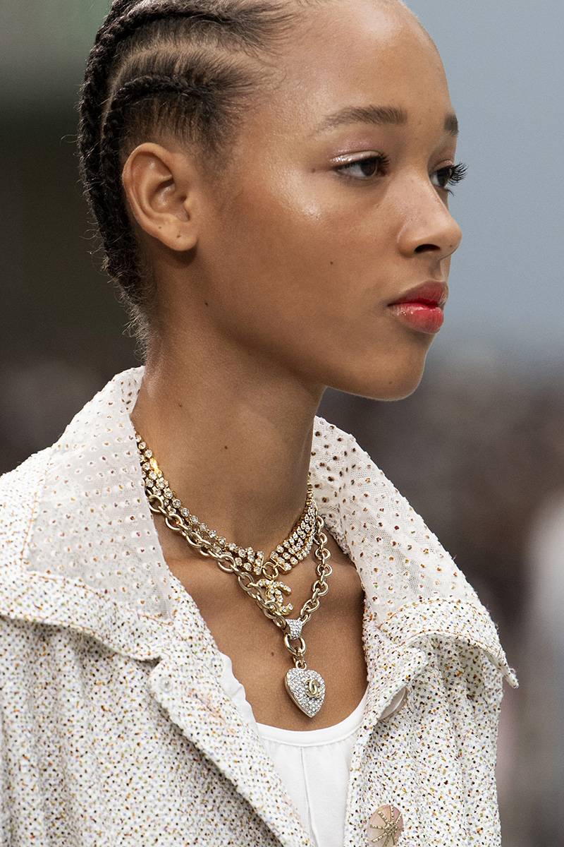Biżuteria na pokazie Chanel wiosna-lato 2020 (Fot. ImaxTree)