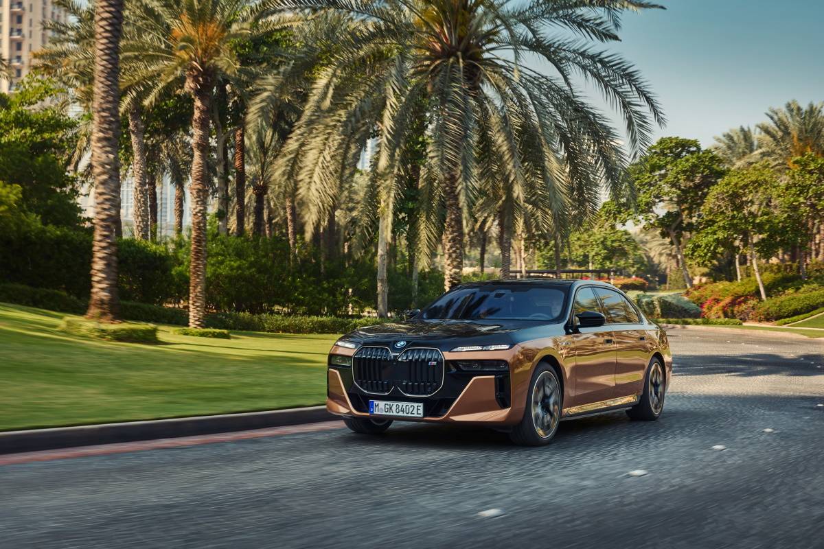BMW po raz drugi podbija Cannes: Elektryki marki dla aktorów i VIP-ów. BMW pokazał w Cannes najnowsze modele aut elektrycznych, luksusowe hybrydy, pierwszą morską łódź elektryczną oraz film, w którym wystąpił BMW i7 M70 xDrive.
