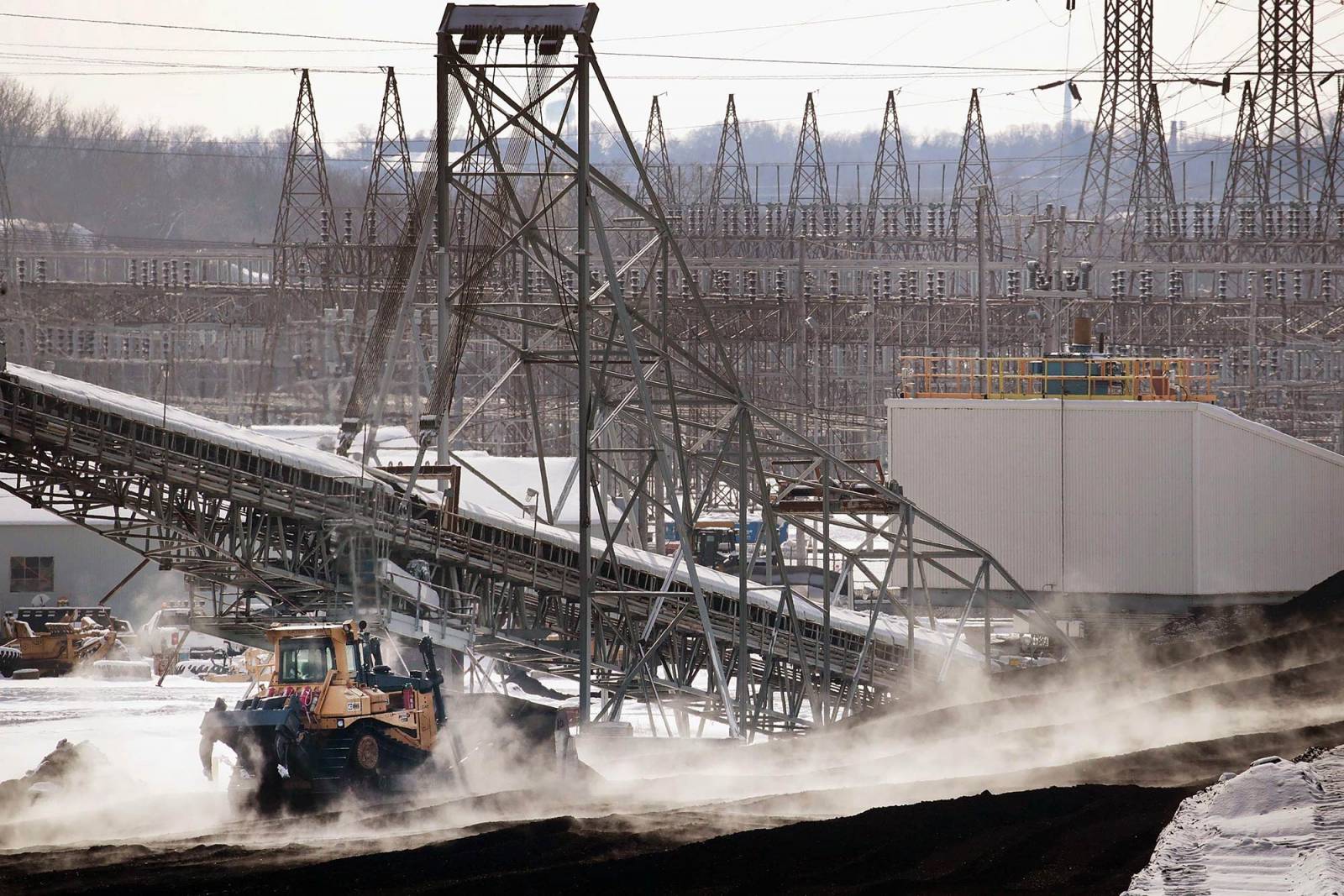 Robotnicy transportują węgiel zasilający elektrownię,  Romeoville, Illinois (Scott Olson / Staff /Getty Images)