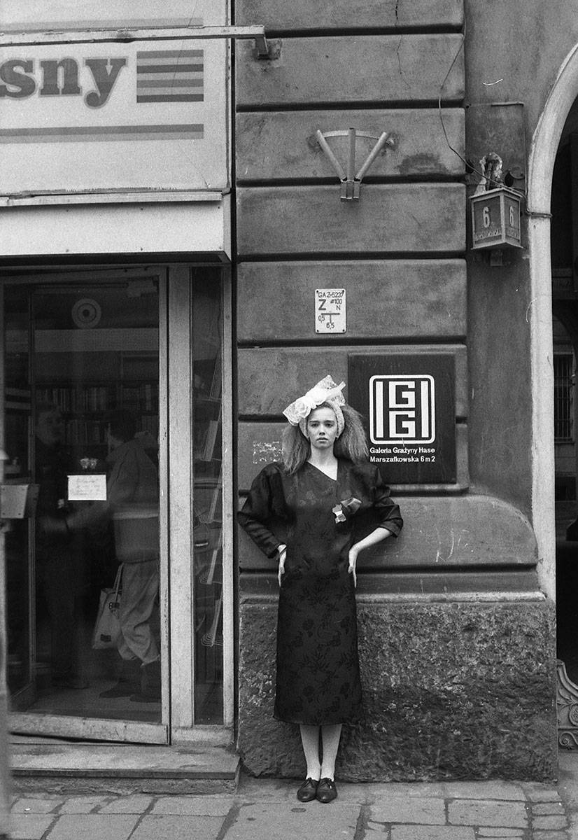 Modelka Ewa Wajnert obok szyldu Galerii Grażyny Hase (projekt sukni Irena Lafferrerie), 1987(Fot. Jerzy Kośnik, FORUM)