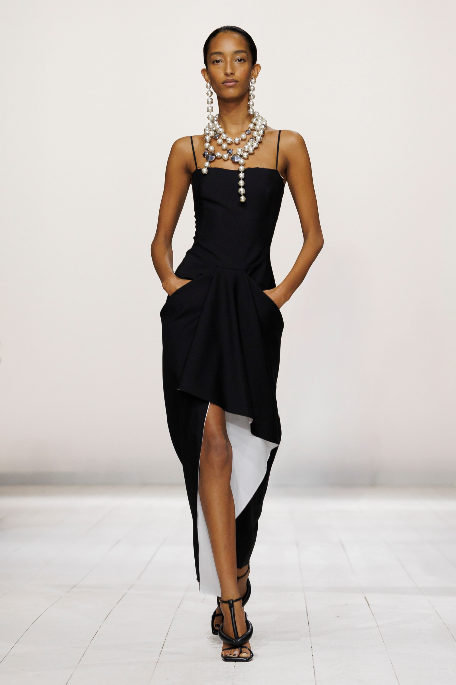 Mała czarna Givenchy (Fot. Spotlight Launchmetrics)