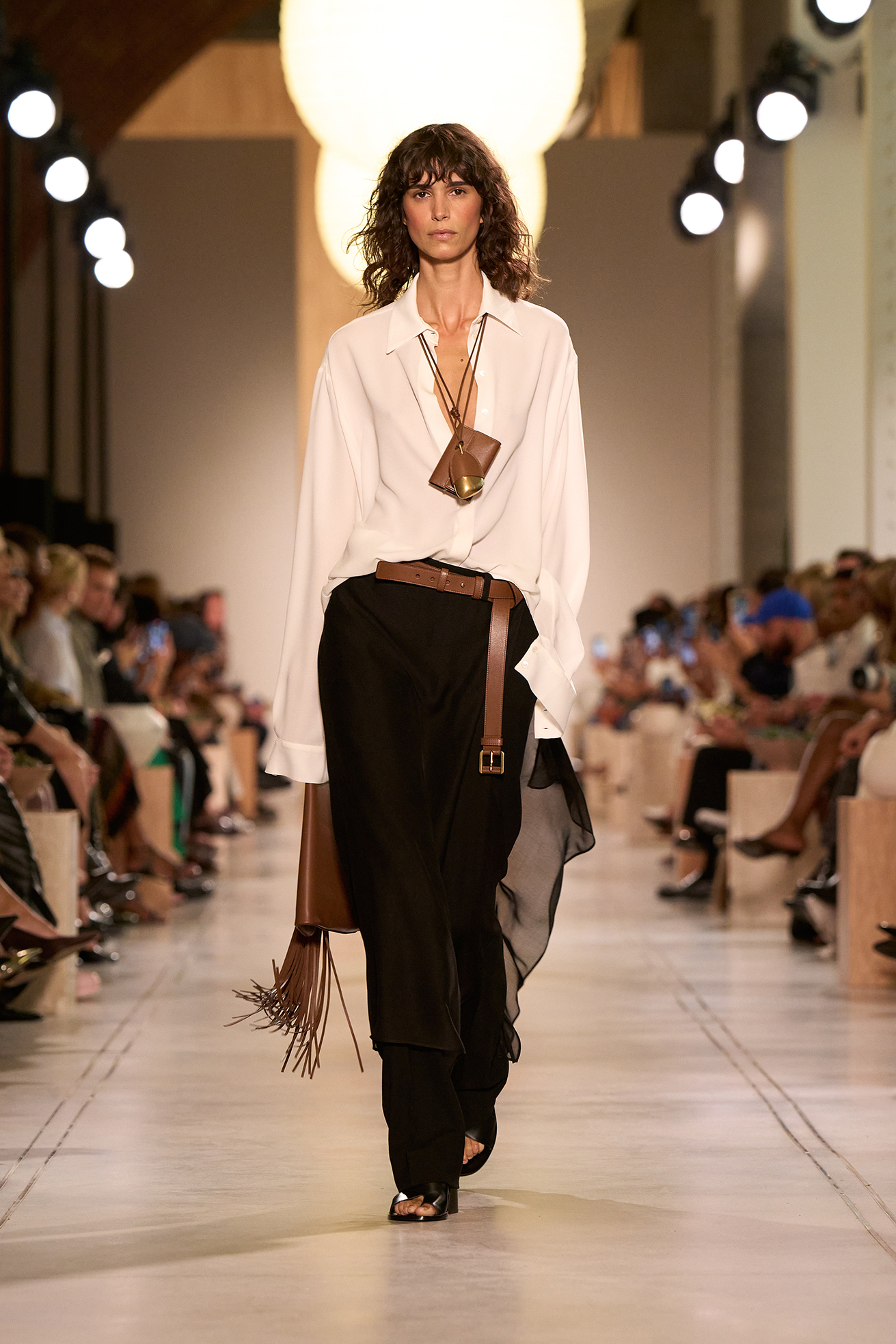 W kolekcji na wiosnę-lato 2026 Michael Kors zestawia wakacyjny romantyzm z miejską elegancją / Fot. materiały prasowe