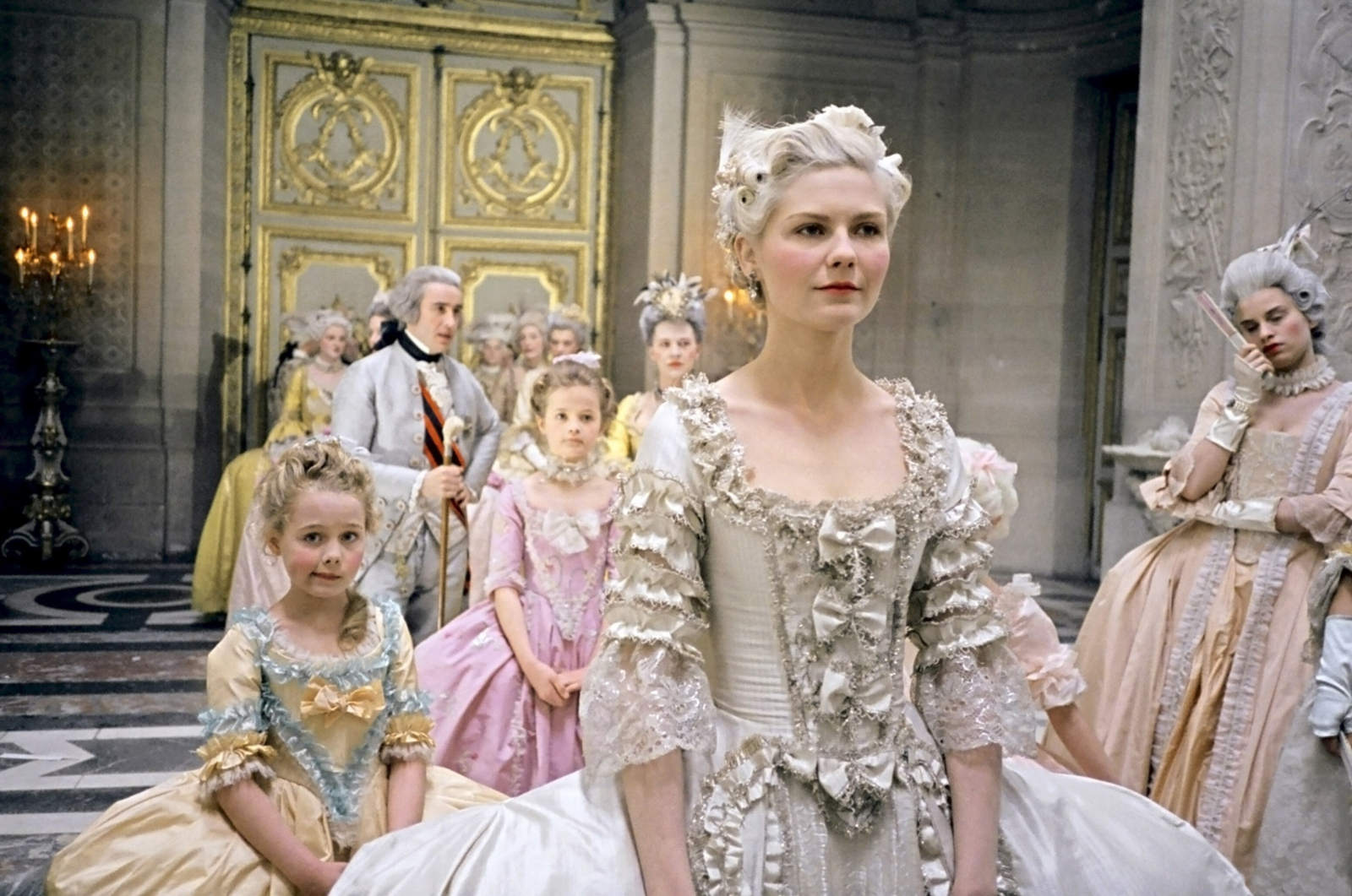 Podczas prac nad filmem „Maria Antonina” w 2006 roku odtwórczyni głównej roli Kirsten Dunst otrzymywała do rąk własnych cotygodniowe dostawy butów od Manolo Blahnika/ Fot. Everrett Collection/ East News