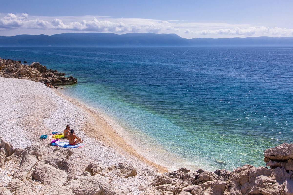 Plaża na wschodnim wybrzeżu Istrii