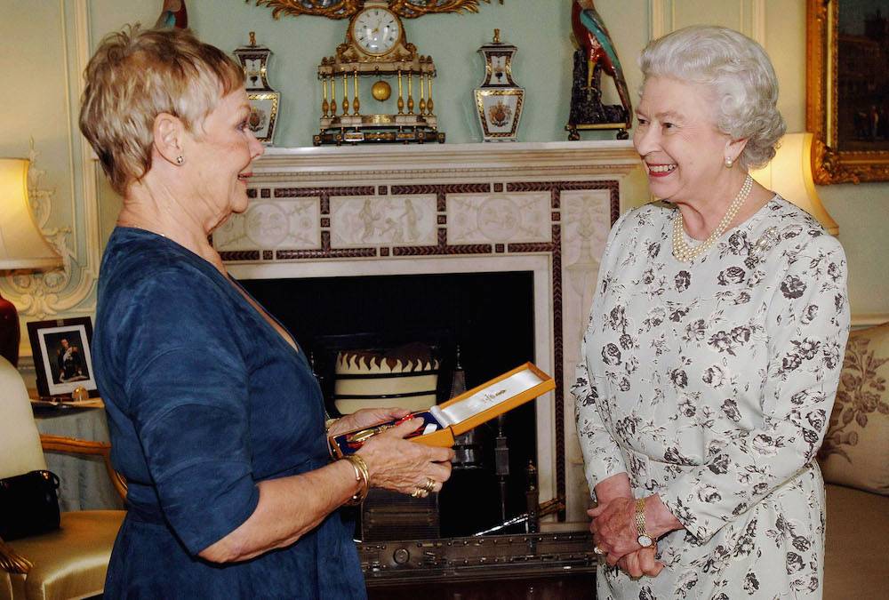 Judi Dench odbiera z rąk Elżbiety II mianowanie na Damę, lata 80. (Fot. Getty Images)