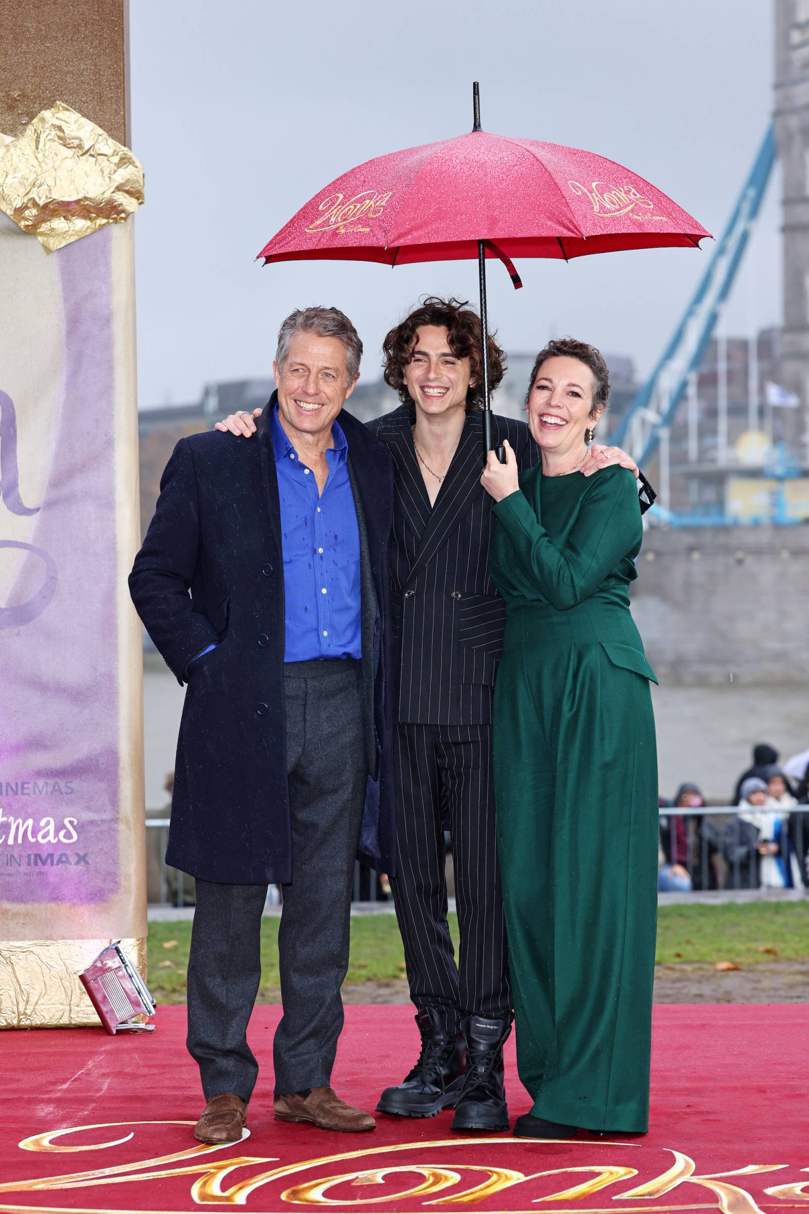 Obsada filmu „Wonka” na londyńskiem pokazie. Od lewej: Hugh Grant, Timothée Chalamet i Olivia Colman. (Fot. Getty Images)