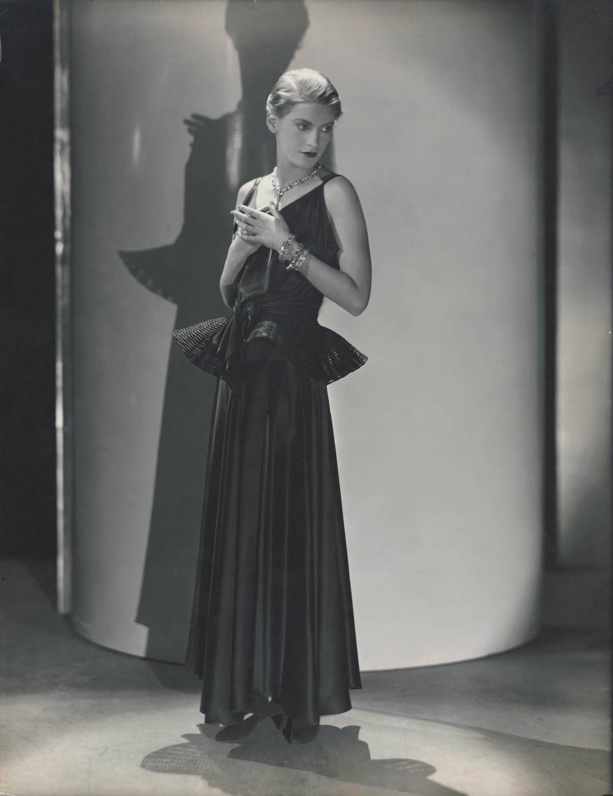 Lee Miller w sukni Jeanne Lanvin na łamach „Vogue’a” w 1931 roku (Fot. George Hoyningen-Huene/Condé Nast via Getty Images)
