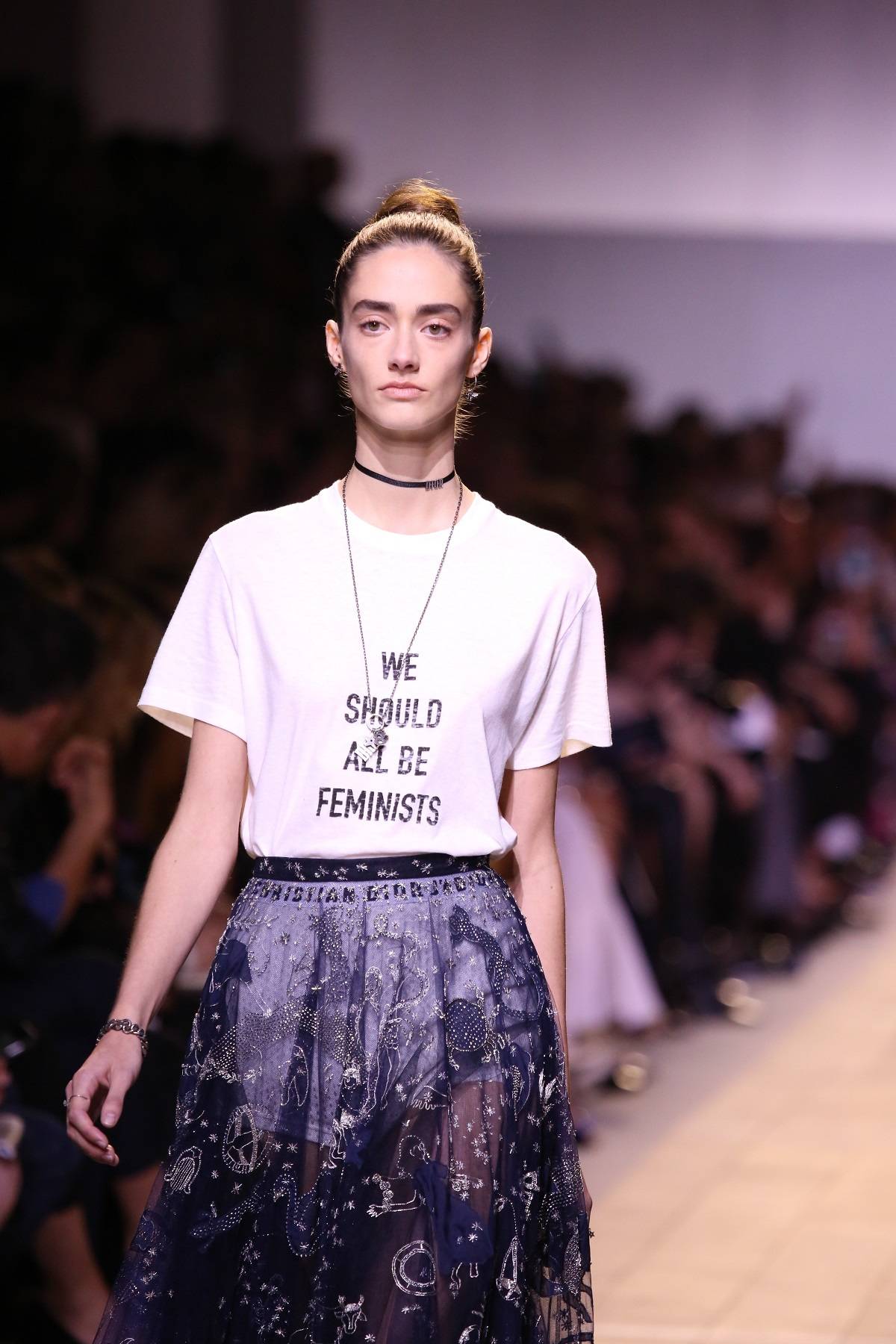 Feministyczna koszulka z kolekcji Dior wiosna-lato 2017