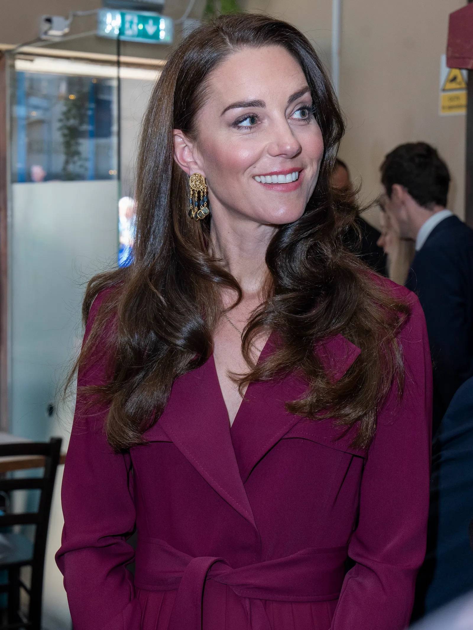 Kate założyła wiszące kolczyki Sézane i burgundową sukienkę Karen Millen do restauracji Streatery w Birmingham w kwietniu 2023 roku. (Fot. Getty Images)