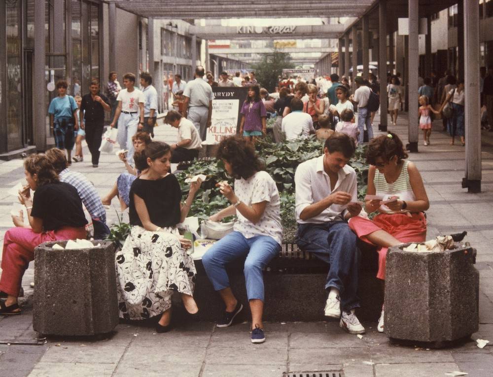 Ulice Warszawy, Pasaż Handlowy przy Domach Centrum, lata 90. (Fot. East News)