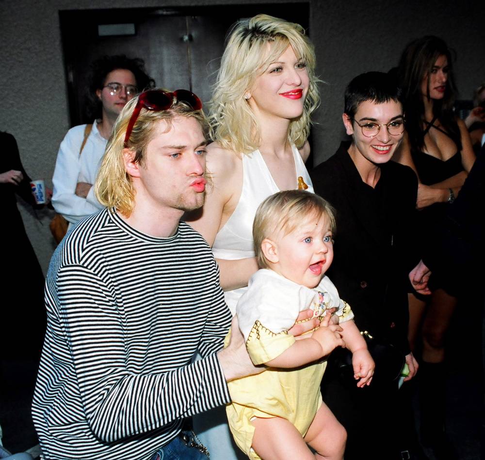 Kurt Cobain, Courtney Love i córka pary Frances Bean na 10. rozdaniu nagród MTV Video Music Awards w 1993 roku (Fot. Getty Images)