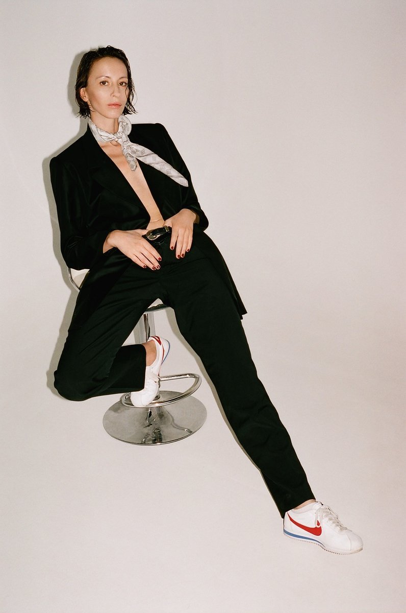 Natalia Maczek - założycielka i projektantka MISBHV w czarnym garniturze i sneakersach Nike