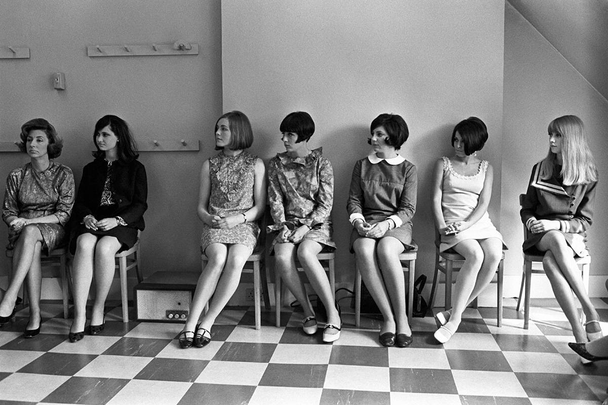 Modelki w mini przed pokazem Mary Quant / (Fot. Getty Images)