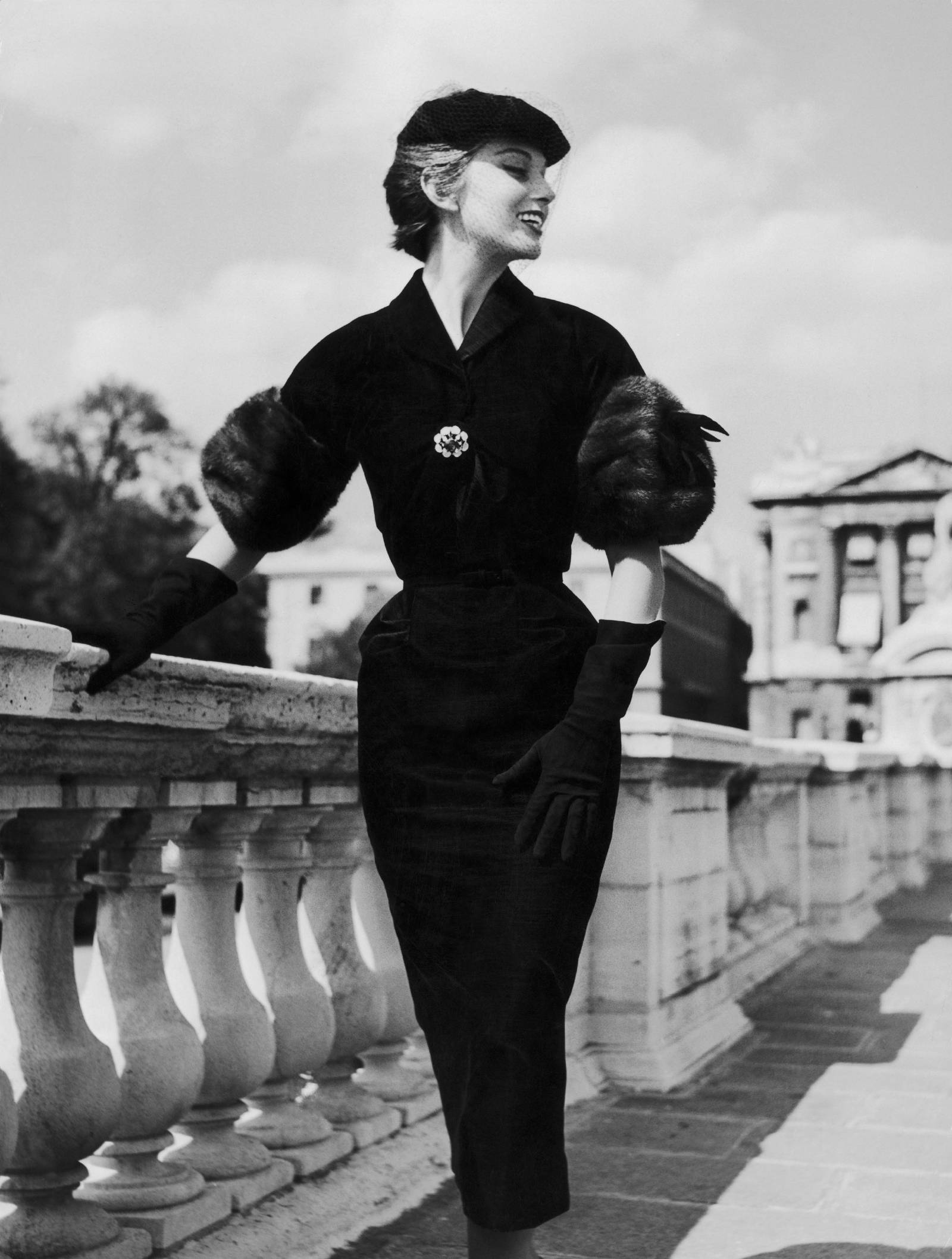 Modelka w projekcie Chanel, 1954 rok (Fot. Getty Images)