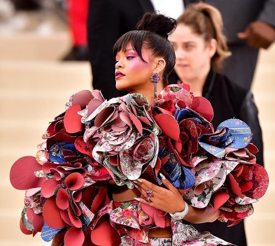 Rihanna podczas otwarcia wystawy „Rei Kawakubo/Comme des Garcons: Art Of The In-Between”, 2017 r. (Fot. Gilbert Carrasquillo/GC Images, Getty Images)