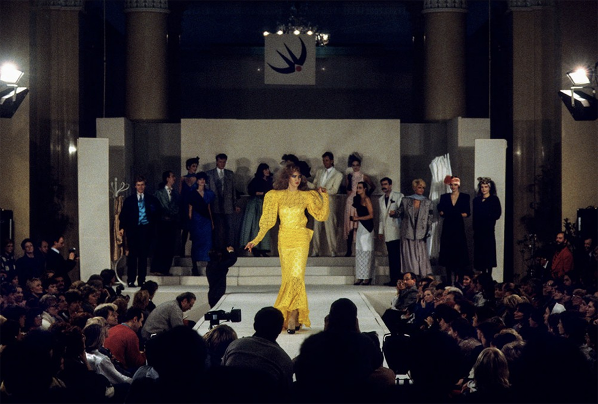 Modelka w żółtej kreacji podczas pokazu kolekcji Mody Polskiej zaprezentowany w Pałacu Kultury i Nauki w la1986 roku.