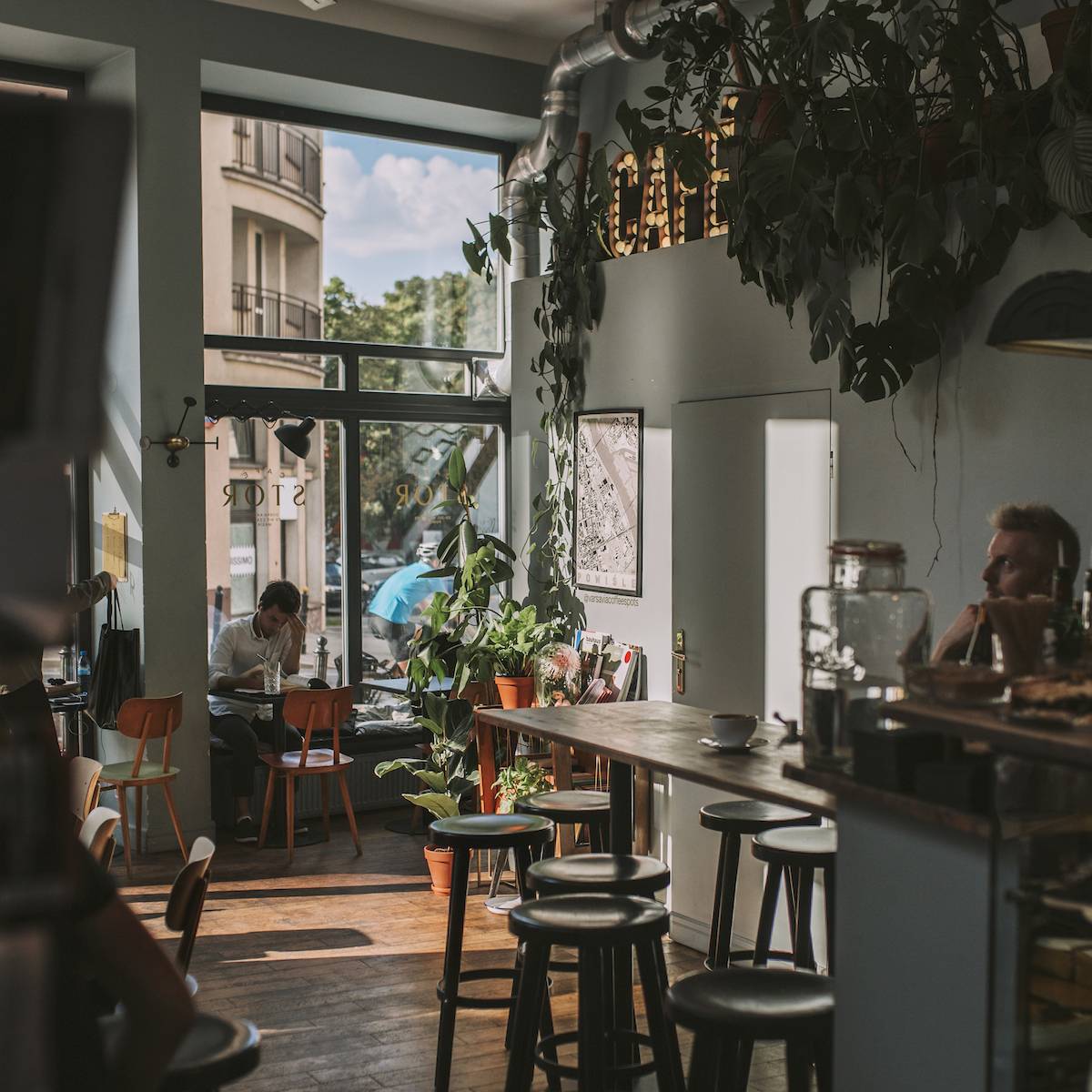 Od śródmiejskiego Storu po Secret Life Cafe na Żoliborzu – wybieramy najlepsze kawiarnie w Warszawie. (Fot. Justyna Doszko)