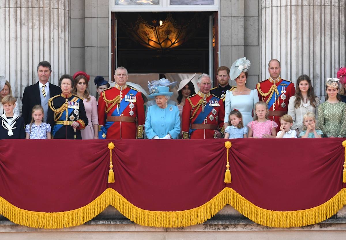 Brytyjska rodzina królewska – książę Andrzej stoi obok królowej Elżbiety (Fot. Doug Peters/EMPICS Entertainment/East News)