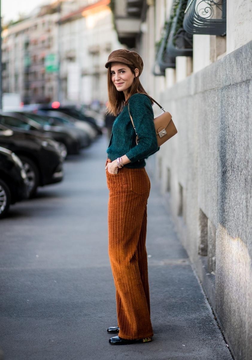 Street Style, Mediolan, Gala Gonzalez ma na sobie kaszkiet i sztruksowe spodnie. Tu na pokazie Prady podczas Milan Fashion Week (Fot. Christian Vierig, Getty Images)