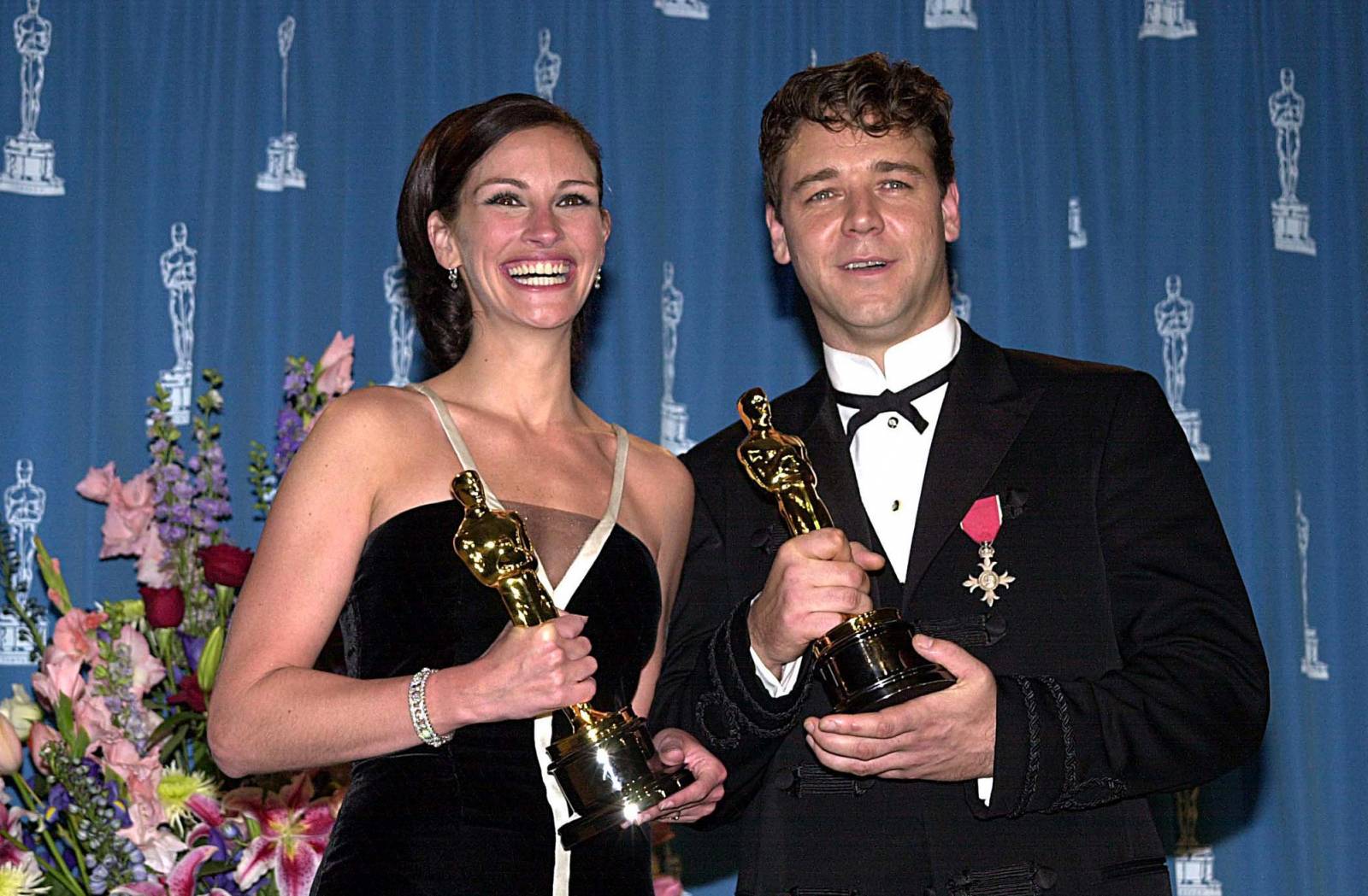 Julia Roberts i Russell Crowe podczas 73. gali  w 2004 roku (Fot. Getty Images)