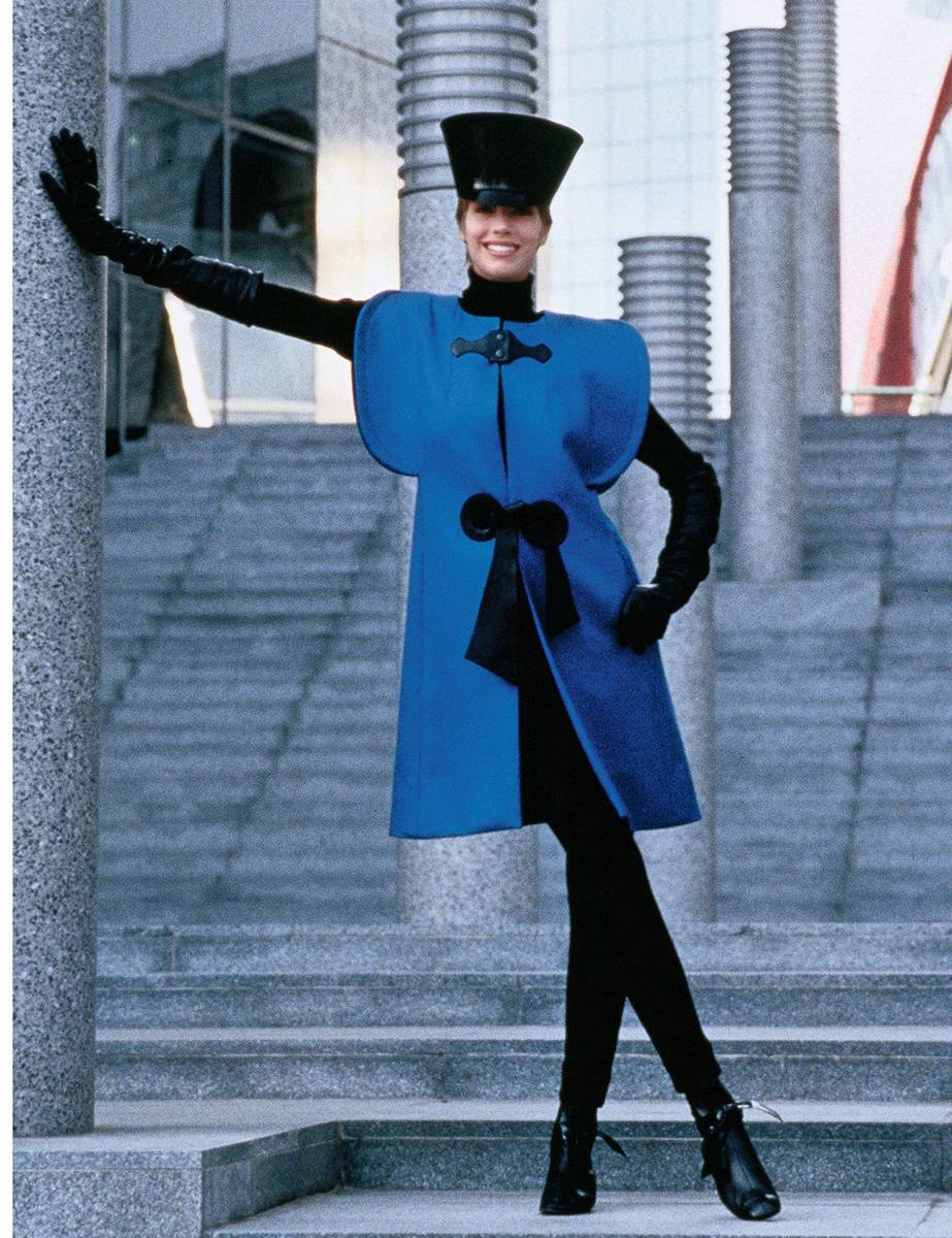 Modelka w niebieskiej, wełnianej kamizelce propjektu Pierrea Cardin, 1992 rok  (Fot. Courtesy of Archives Pierre Cardin)