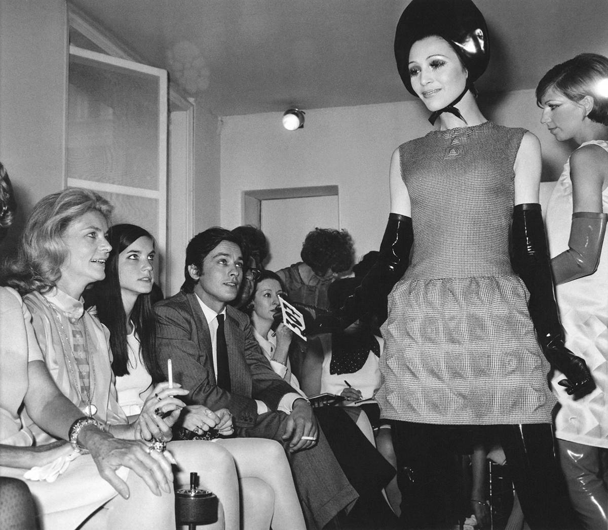 Lauren Bacall, Leslie Bogart i Alain Delon na pokazie kolekcji Pierre a Cardin jesień 1968