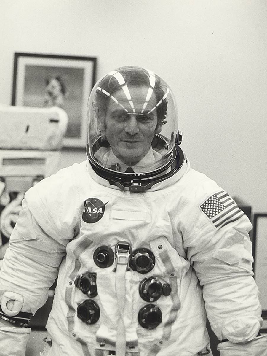 Pierre Cardin w kombinezonie kosmicznym, który mieli na sobie astronauci podczas misji Apollo 11