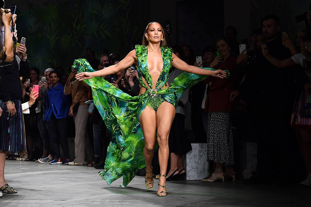 Jennifer Lopez na pokazie kolekcji Versace wiosna-lato 2020 (Fot. Jacopo Raule/Getty Images)
