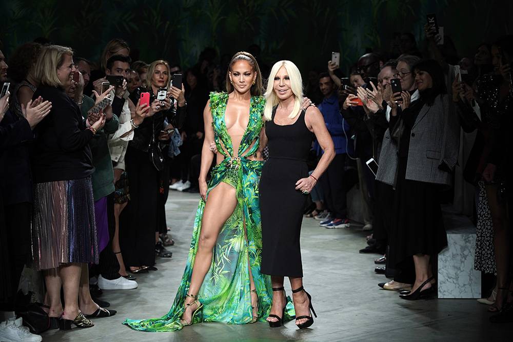 Jennifer Lopez i Donatella Versace na pokazie kolekcji Versace wiosna-lato 2020 (Fot. Vittorio Zunino Celotto/Getty Images)