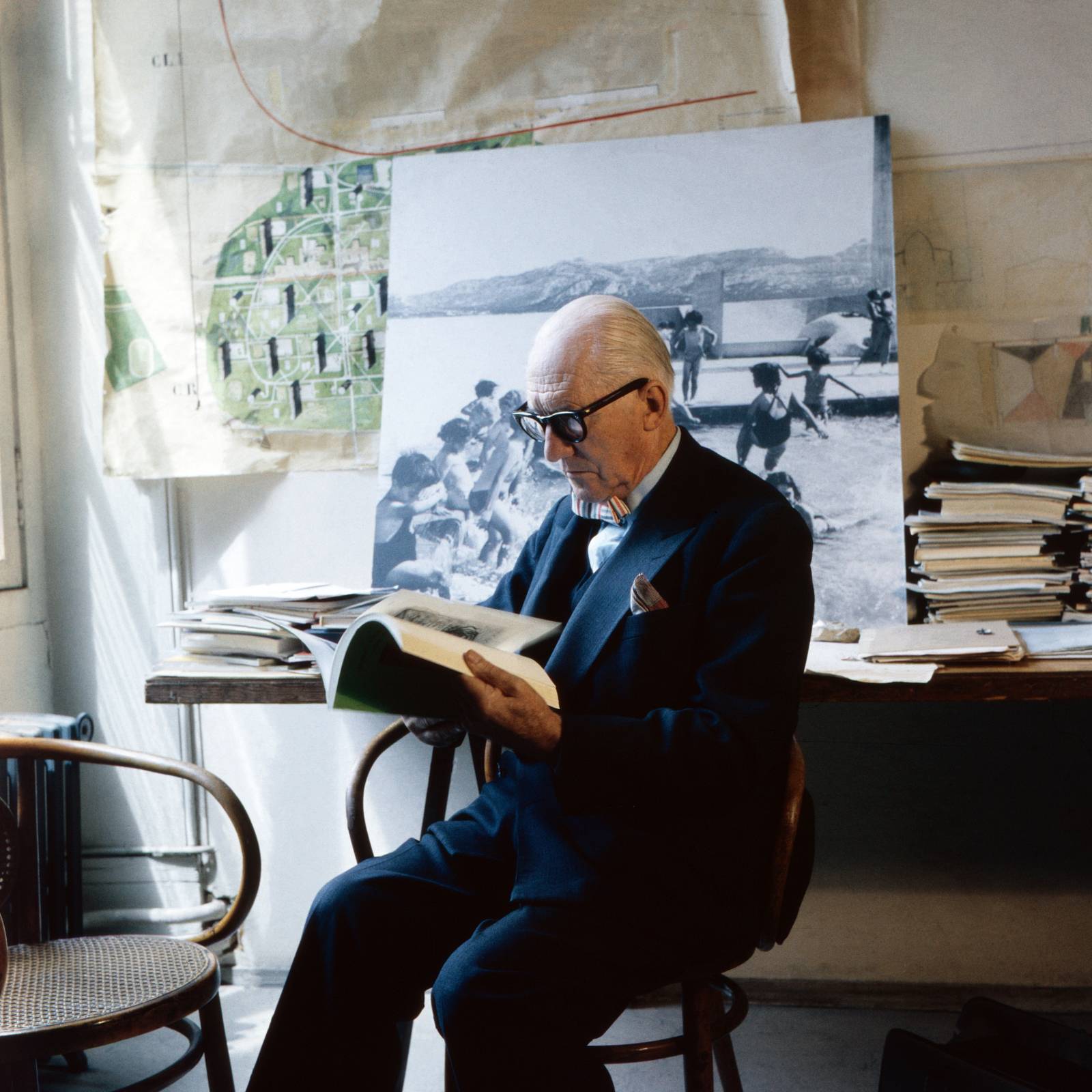 Le Corbusier w swojej pracowni we Francji, lata 60. XX wieku / Fot. materiały prasowe