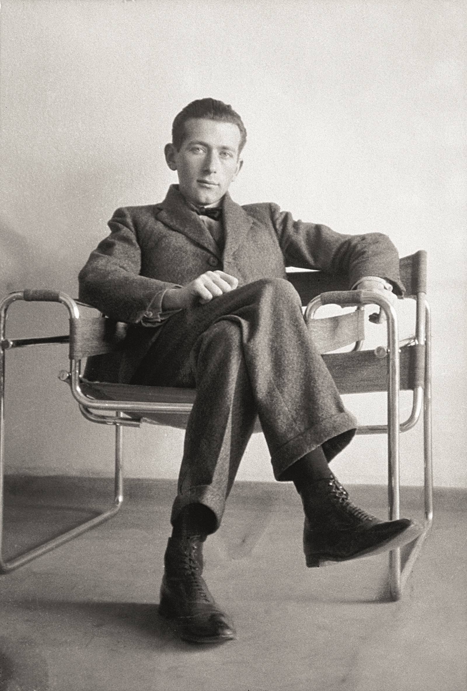 Marcel Breuer na krześle Wassily swojego projektu / Fot. Getty Images
