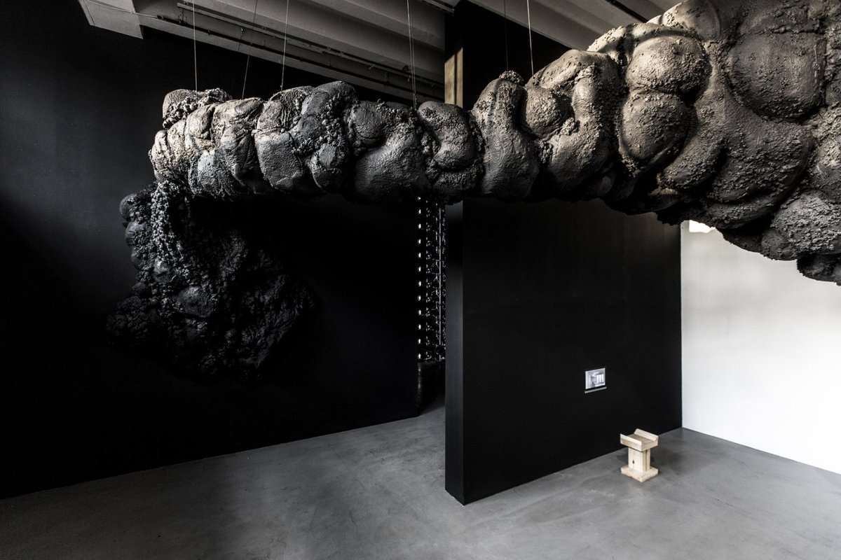 Rzeźba podwieszona pod sufitem, która przypomina gąsienicę. Część wystawy poświęconej retrospekcji twórczości projektanta Ricka Owensa.