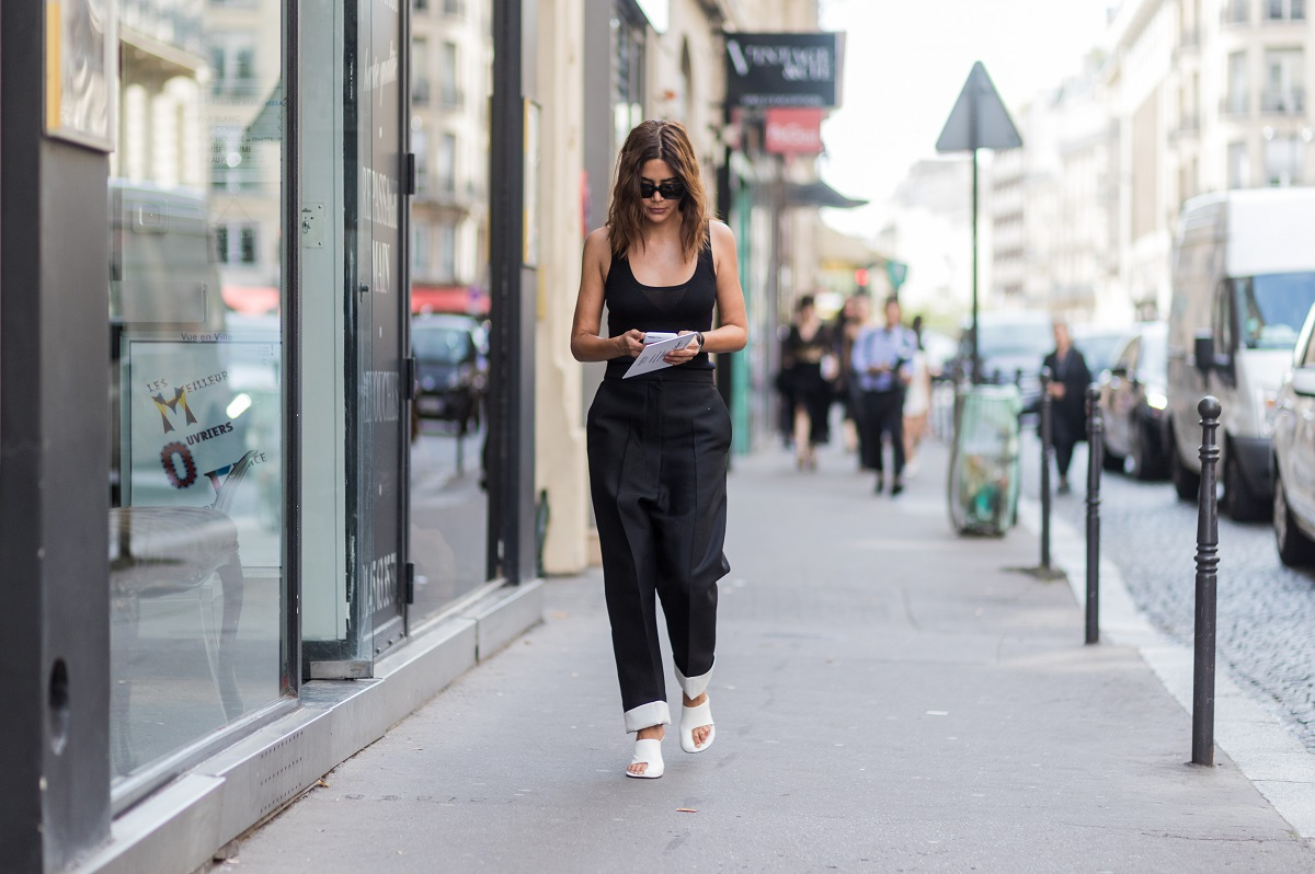 Christine Centenera podczas tygodnia mody w Paryżu