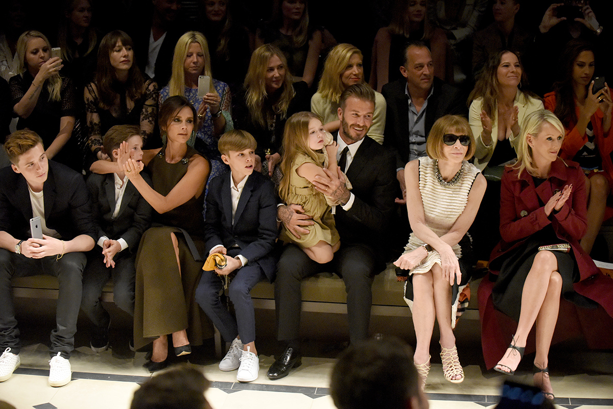 Victoria Beckham z mężem oraz rodziną w towarzystwie Anny Wintour na pokazie Burberry