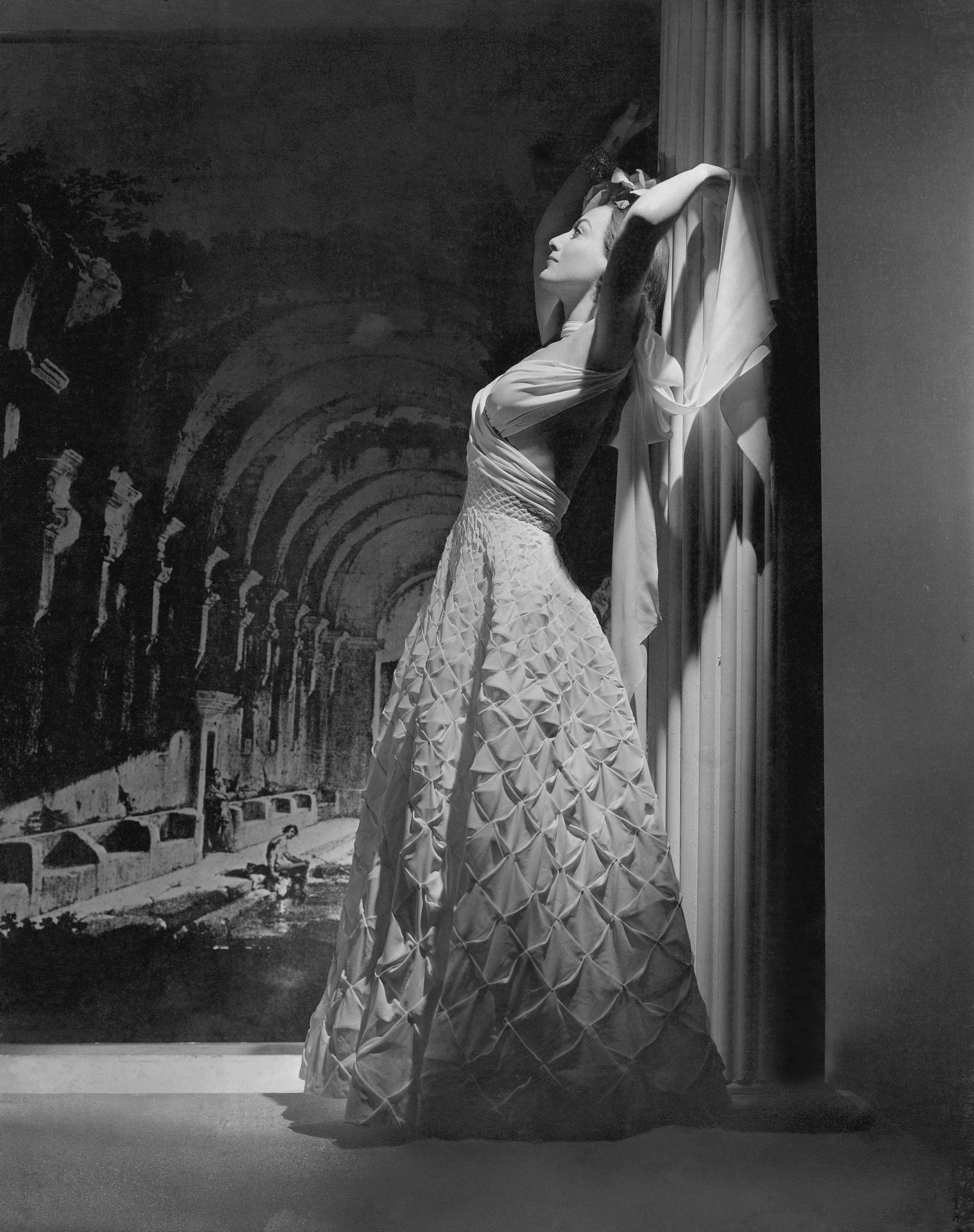 Joan Crawford w śmiałej kreacji Vionnet w „Vogue”, 1938 rok (Fot. Horst P. Horst/Getty Images)