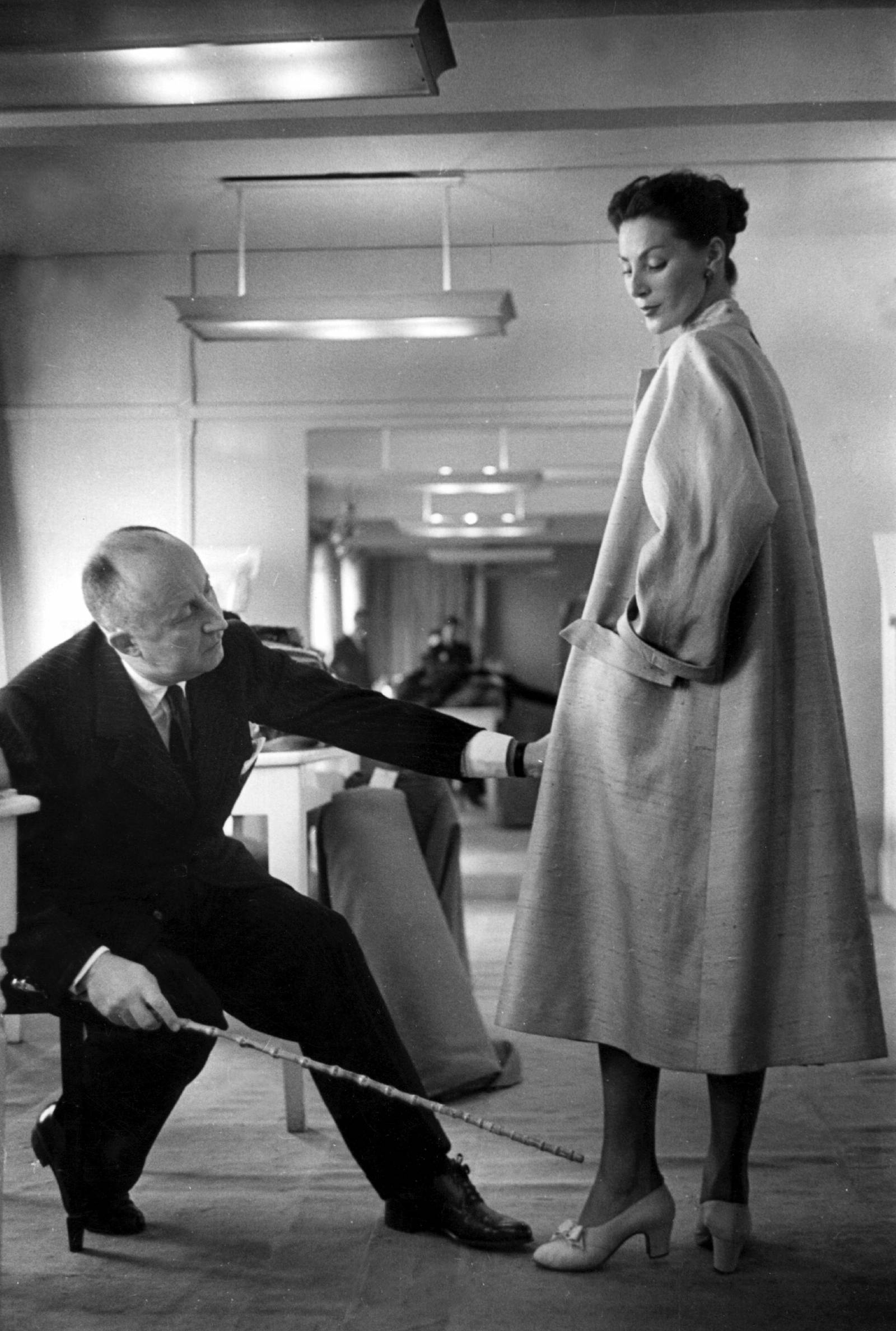 Christian Dior robiący poprawki do płaszcza w swoim paryskim studiu, około 1952 roku  (Fot. Getty Images)