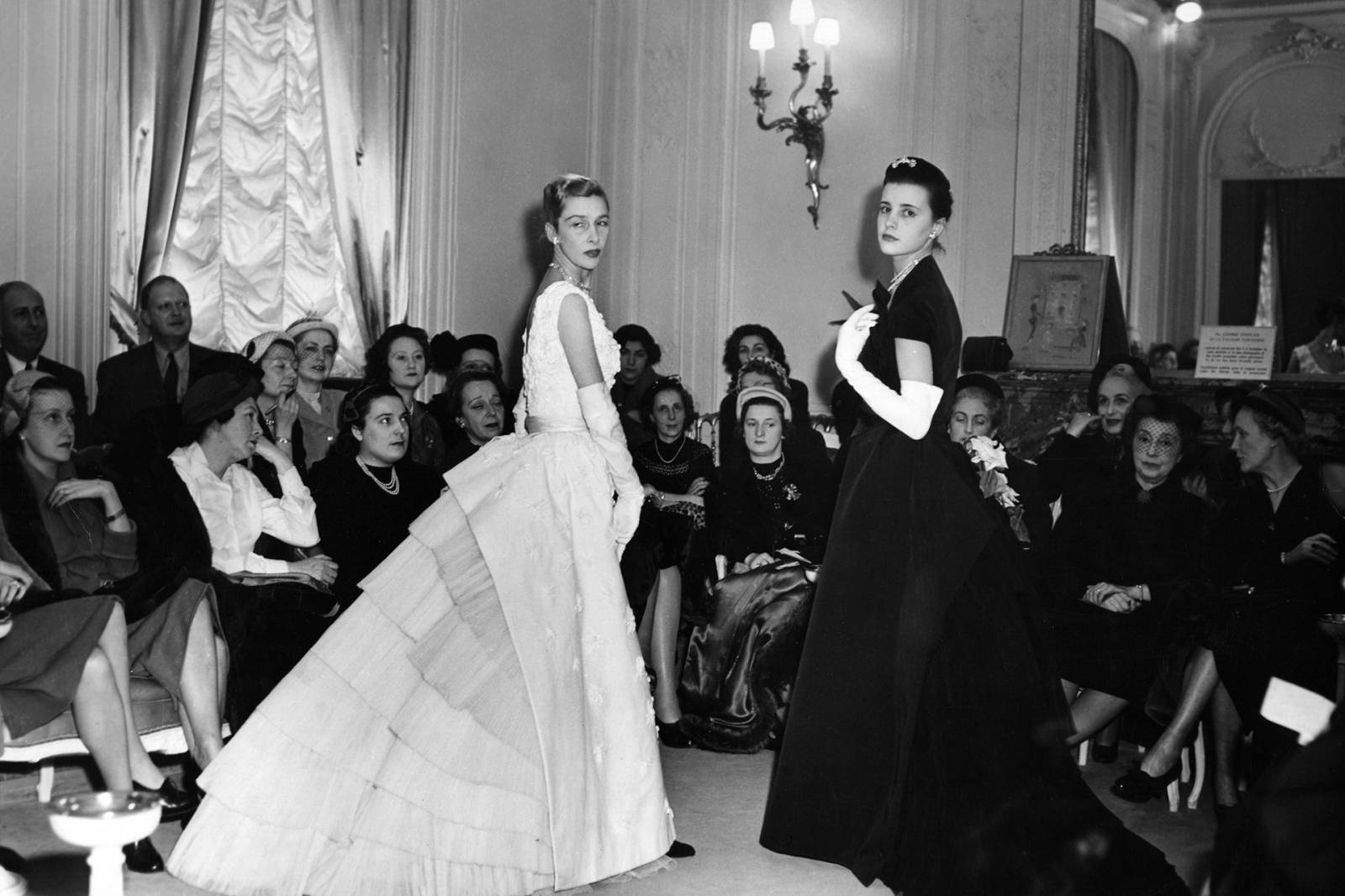 Dwie wieczorowe suknie Christiana Diora zaprezentowane na paryskim pokazie, 1948 rok  (Fot. Getty Images)