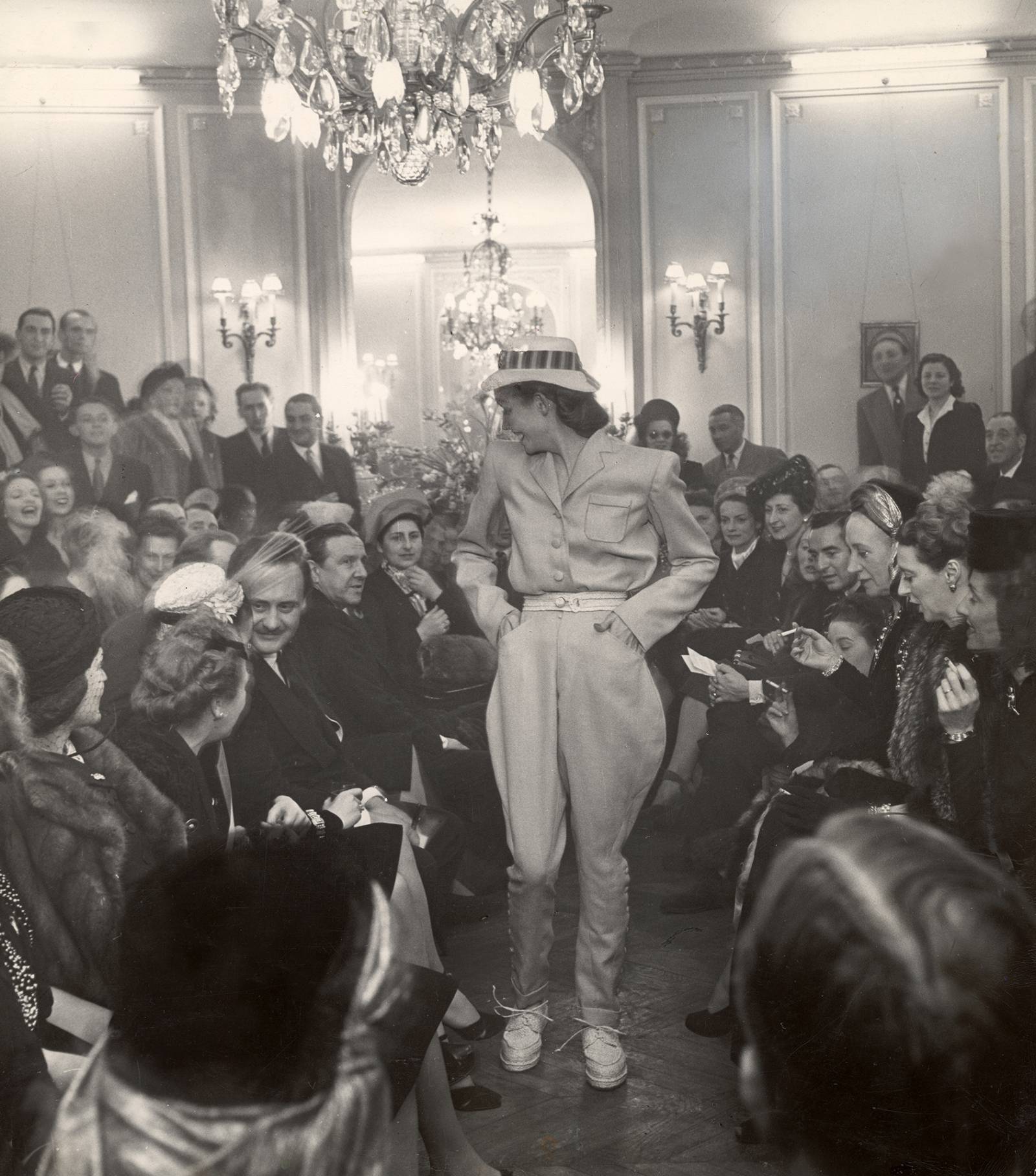 Jacques Fath z modelkami prezentującymi jego kolekcję, 1949 rok (Fot. Getty Images)